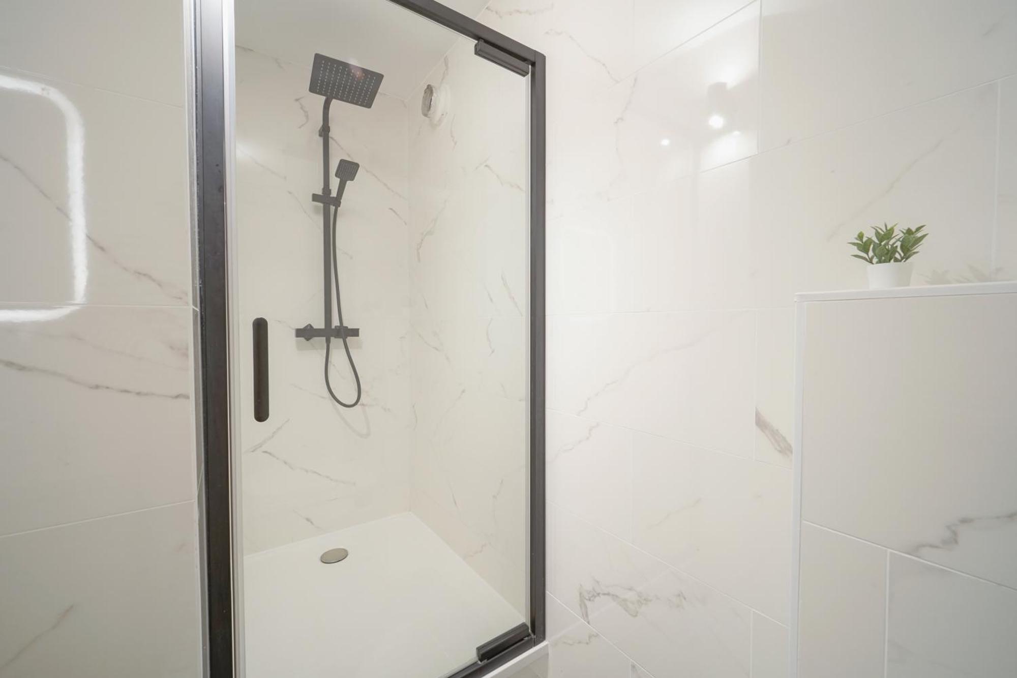 Complete 1Br With Balcony Only 5 Min. On Foot To Metro By Doorman Apartman Saint-Ouen  Kültér fotó
